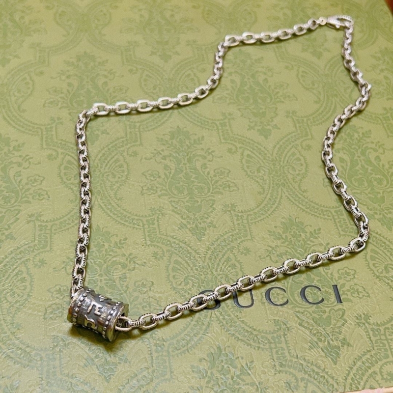 G*u*i necklaces